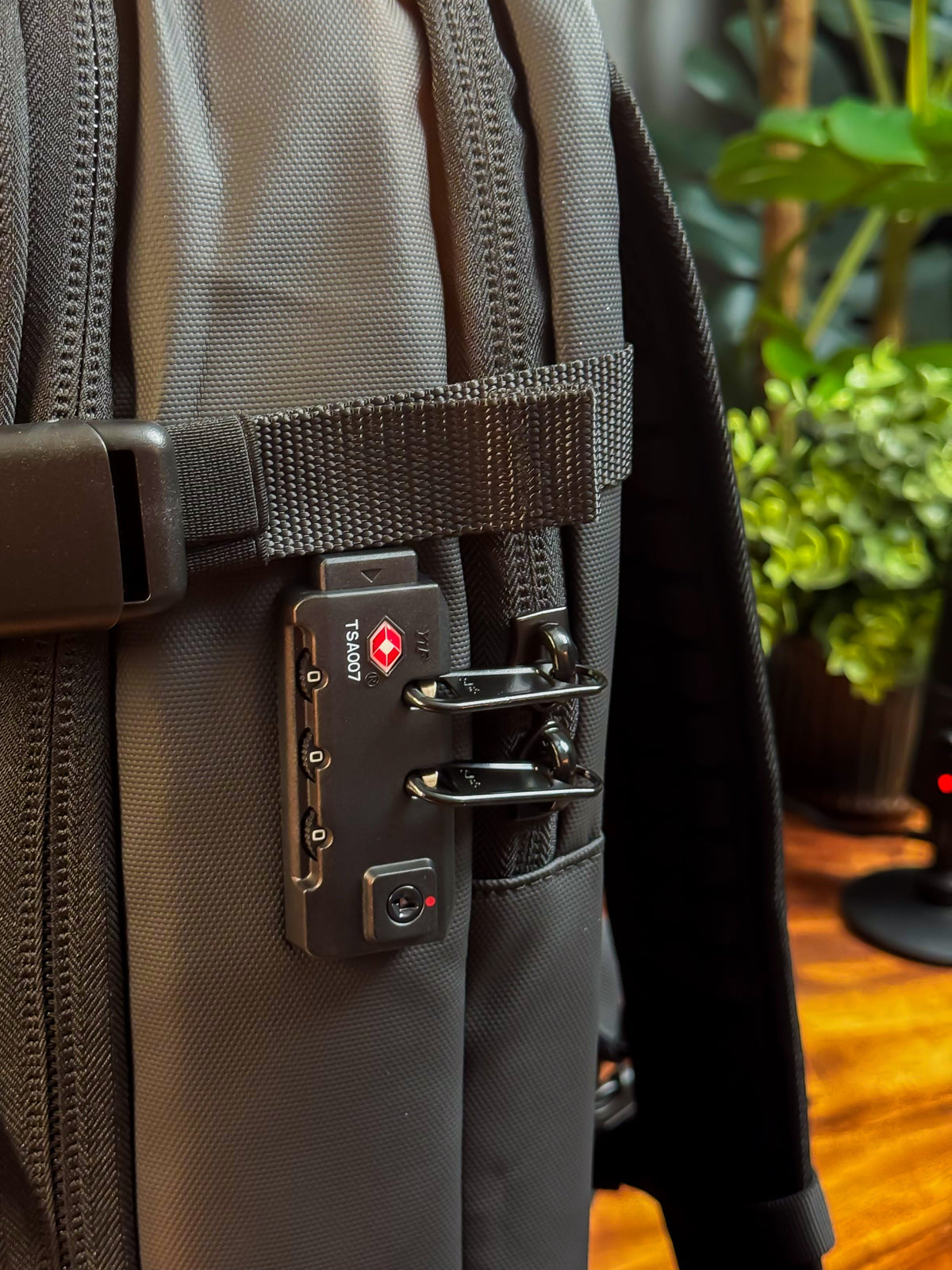 17" Laptop Backpack with Vacuum Compression – Lightweight and Spacious