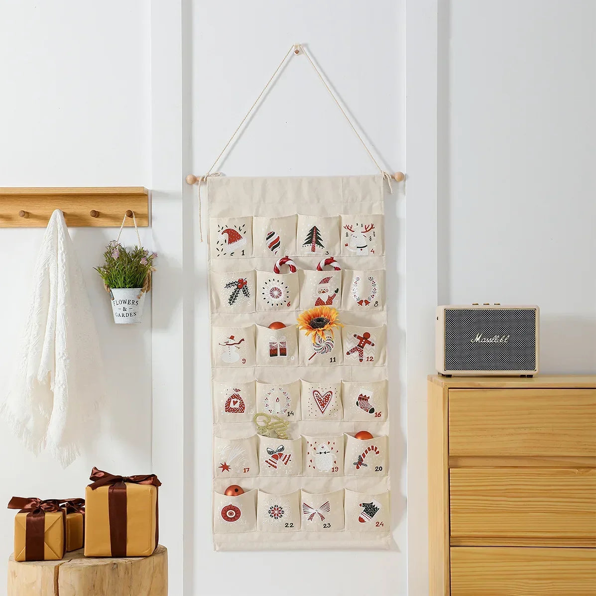 24-Pocket Canvas Advent Calendar for Kids – Hanging Christmas Countdown Decoration in Multicolor