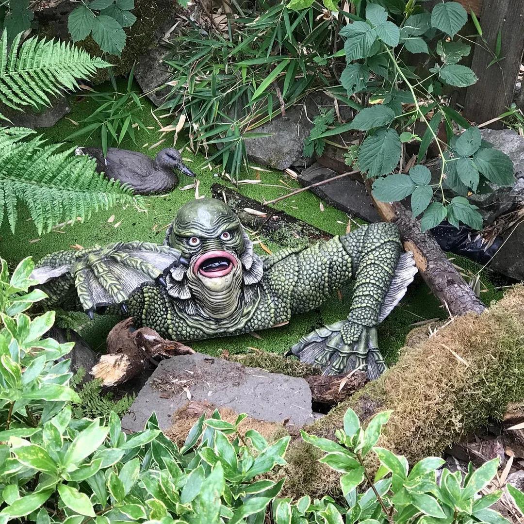Black Lagoon Creature Grabbing Statue – Outdoor Garden Monster Decoration