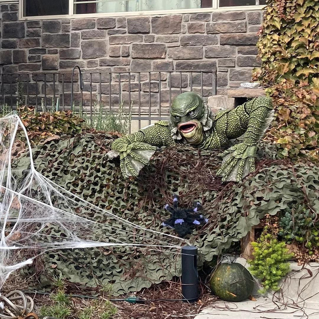 Black Lagoon Creature Grabbing Statue – Outdoor Garden Monster Decoration