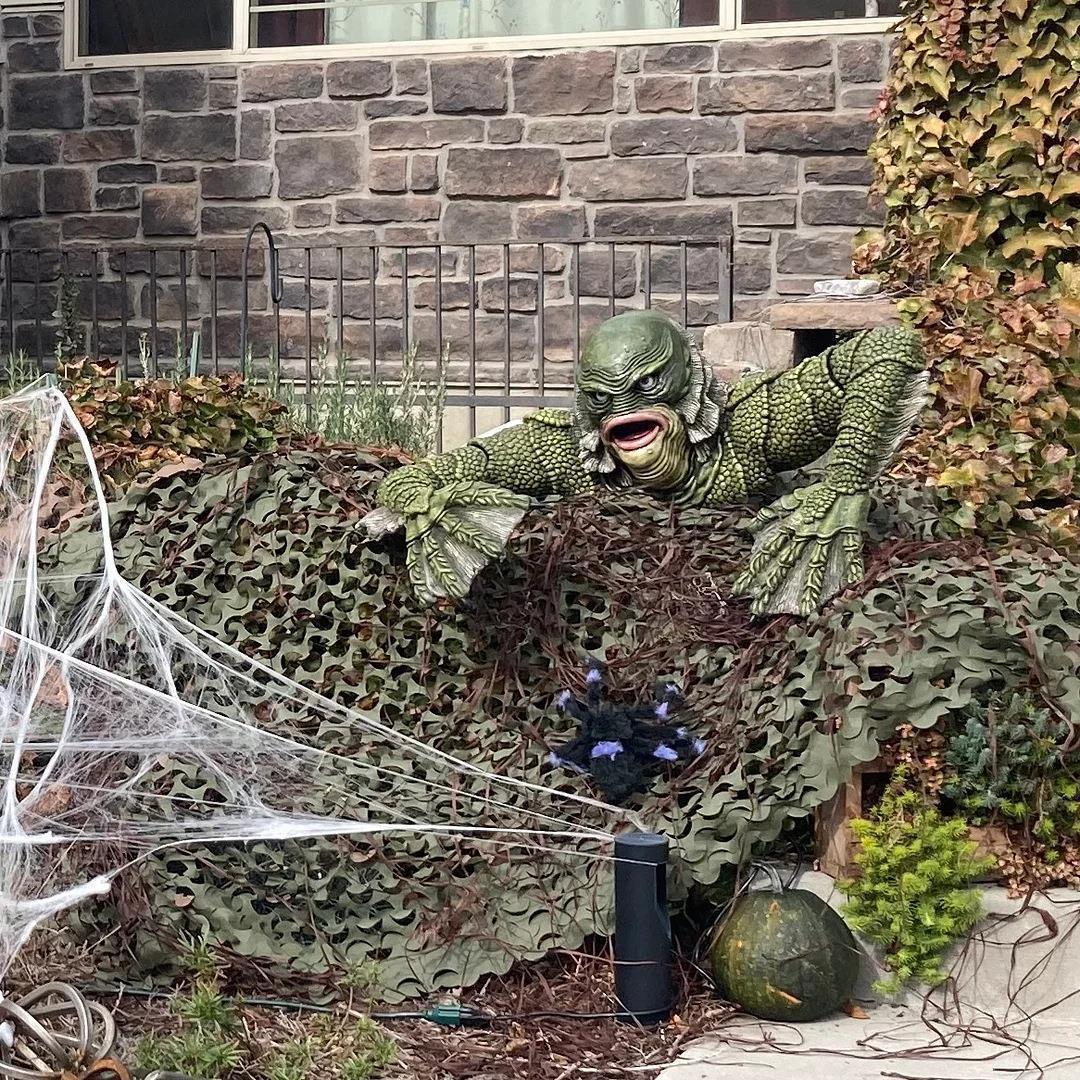 Black Lagoon Creature Grabbing Statue – Outdoor Garden Monster Decoration