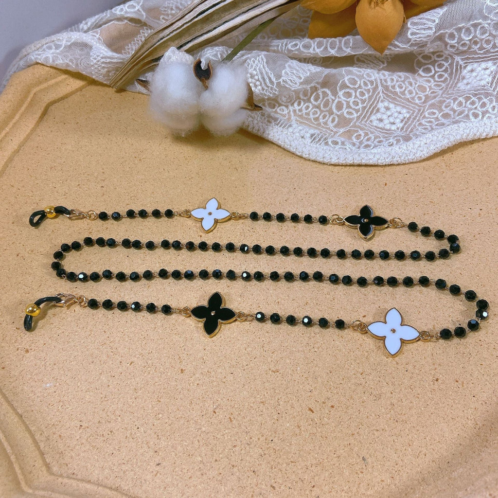 Elegant pearl necklace with flower pendants