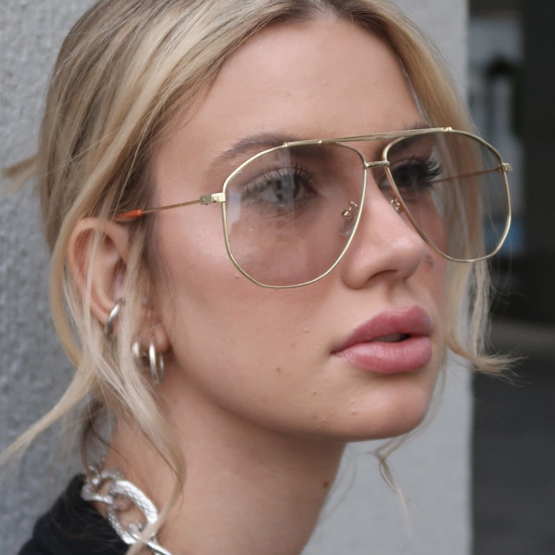 Women's Oversized Sunglasses with Modern Design and UV Protection