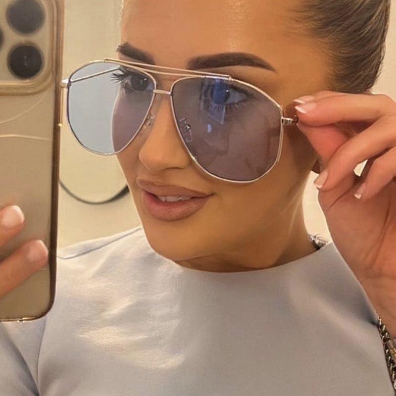 Women's Oversized Sunglasses with Modern Design and UV Protection