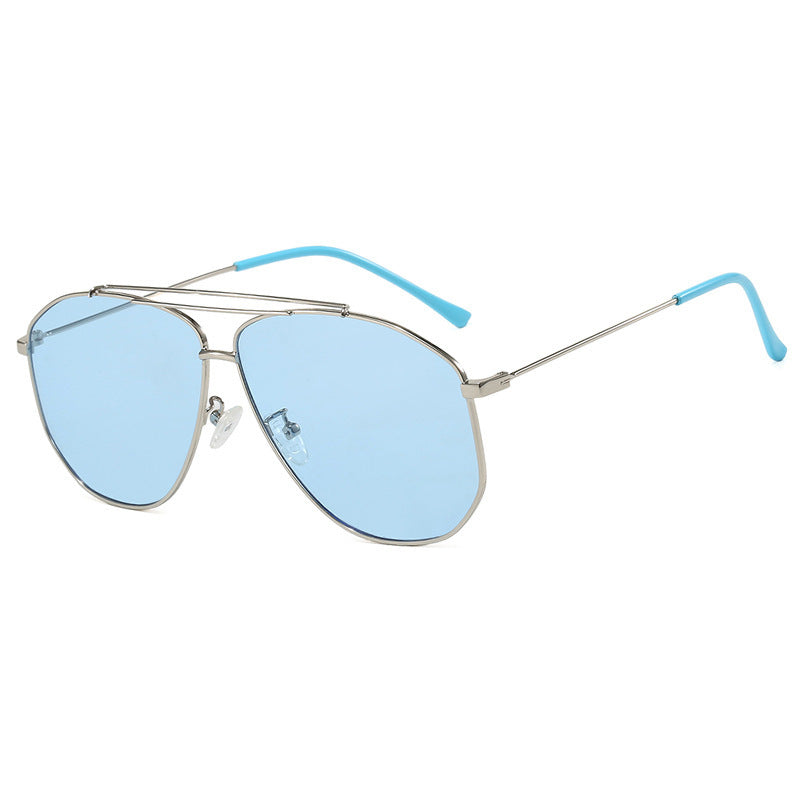 Women's Oversized Sunglasses with Modern Design and UV Protection