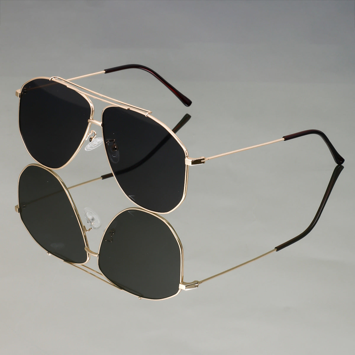 Women's Oversized Sunglasses with Modern Design and UV Protection