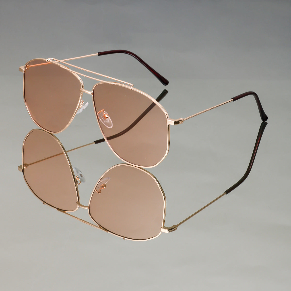 Women's Oversized Sunglasses with Modern Design and UV Protection