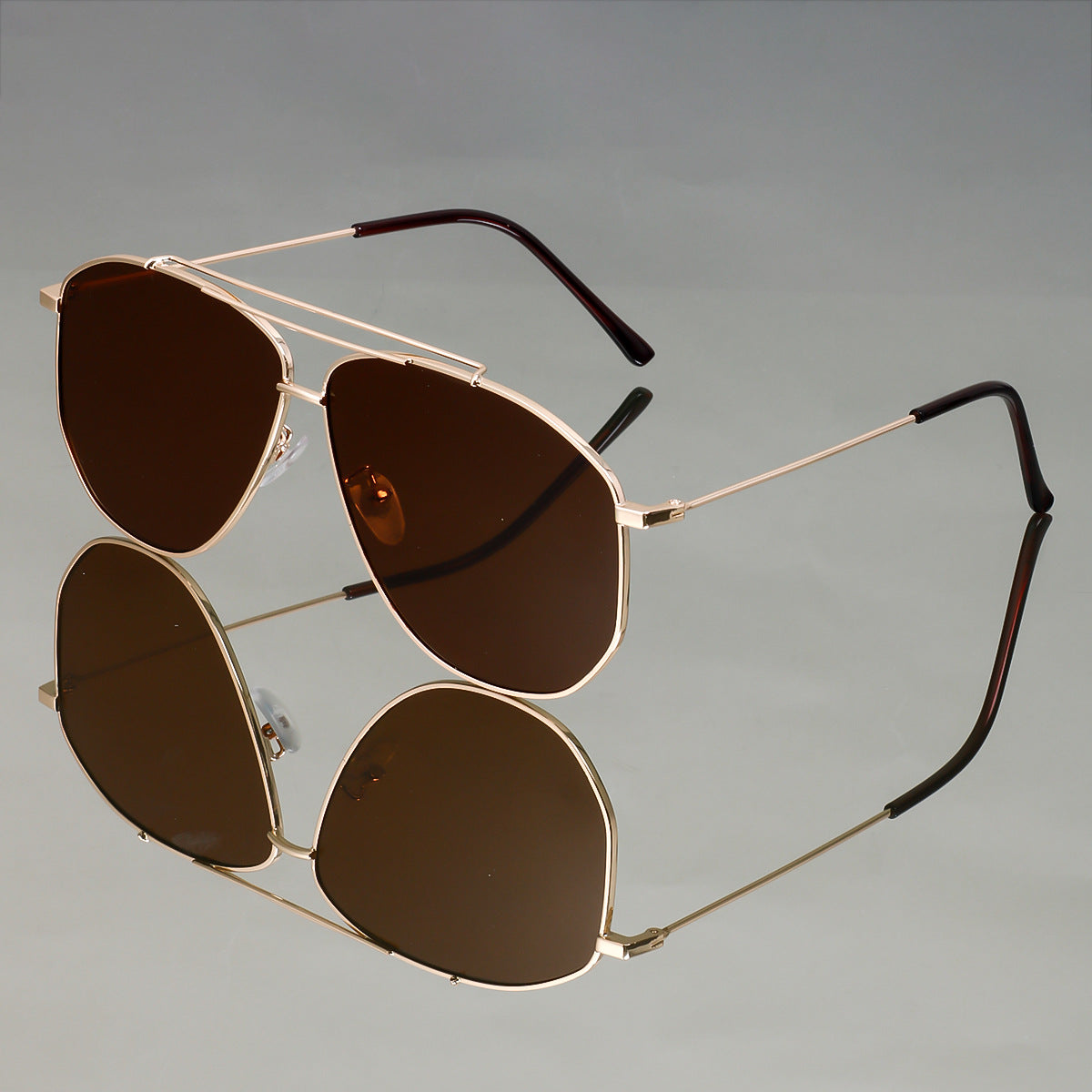 Women's Oversized Sunglasses with Modern Design and UV Protection