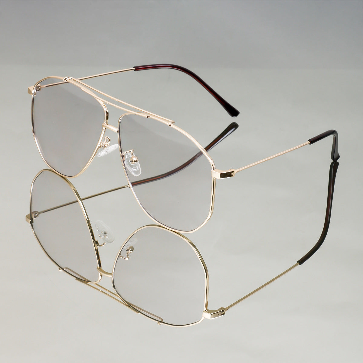 Women's Oversized Sunglasses with Modern Design and UV Protection
